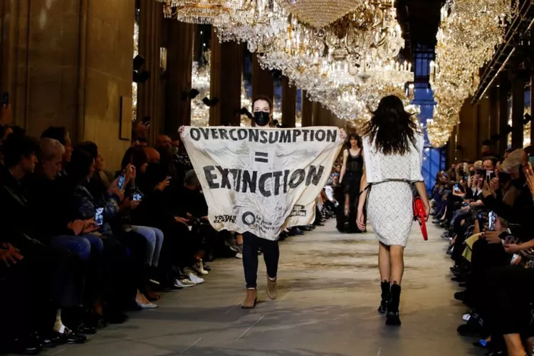 Aksi Demonstran di Peragaan Busana Louis Vuitton Paris