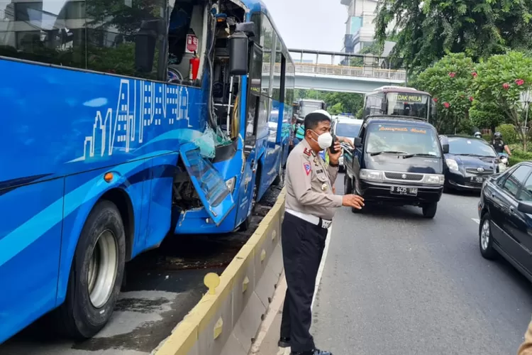 Kecelakaan Maut Bus Transjakarta, 2 Orang Meninggal Dunia - Indozone News