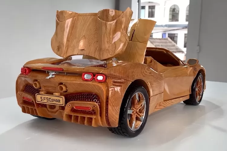 Pengrajin Kayu Ini Buat Miniatur Mobil Ferrari Sf90 Spider Habiskan