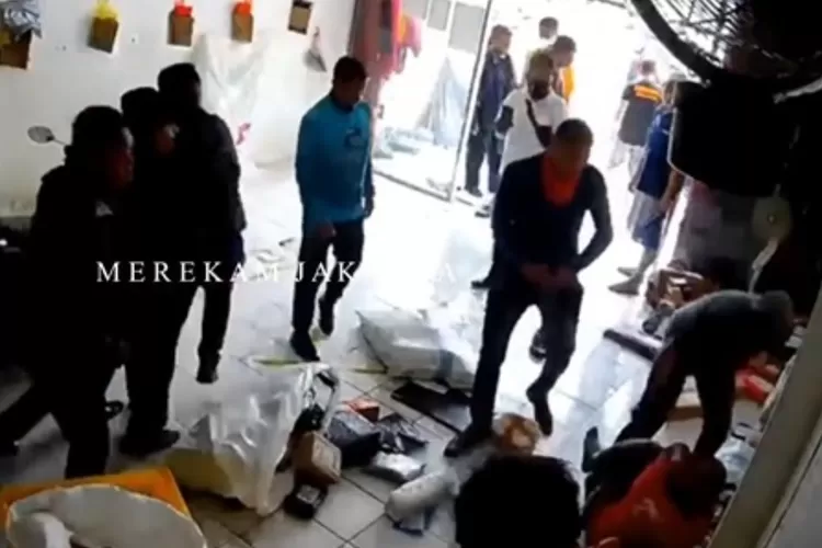 Viral! Video Aksi Pengeroyokan Karyawan 'Anteraja' Di Dalam Kantor ...