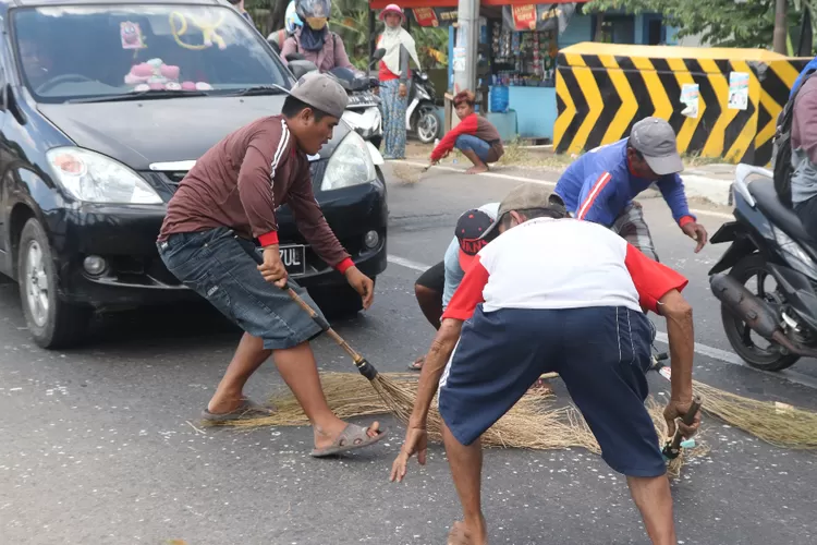 Kisah Mistis Di Balik Tradisi Penyapu Koin Di Jembatan Indramayu