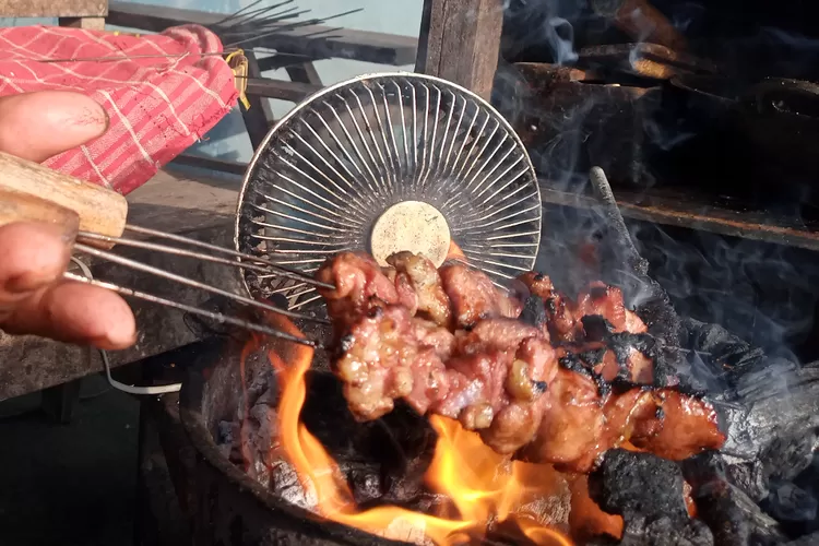 Tusuk Jeruji Sepeda Bikin Sate Kambing Topo Empuk Matang Sempurna