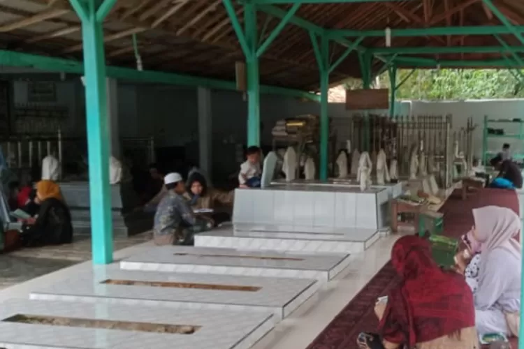 Makam Keramat Di Madura Ini Selalu Ramai Peziarah Ada Yang Rela Mati Di Sini Indozone Life