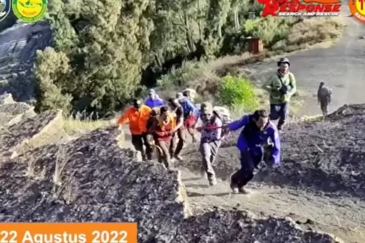 Dramatis! Momen Evakuasi Pendaki Portugis Jatuh Meninggal Di Kawah ...