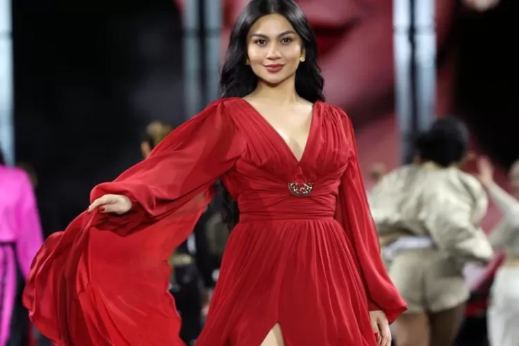 Gaya Memukau Ariel Tatum Catwalk Di Paris Fashion Week Pakai Sexy Dress