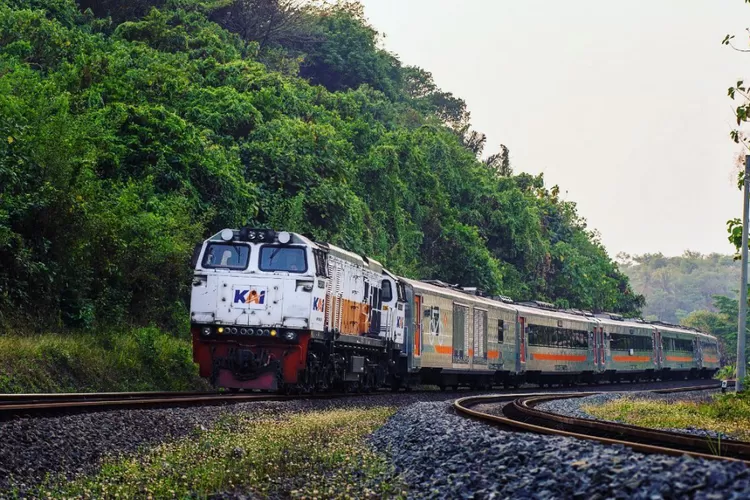 Melewati 5 Provinsi, Inilah Kereta Api Dengan Rute Terpanjang Di ...