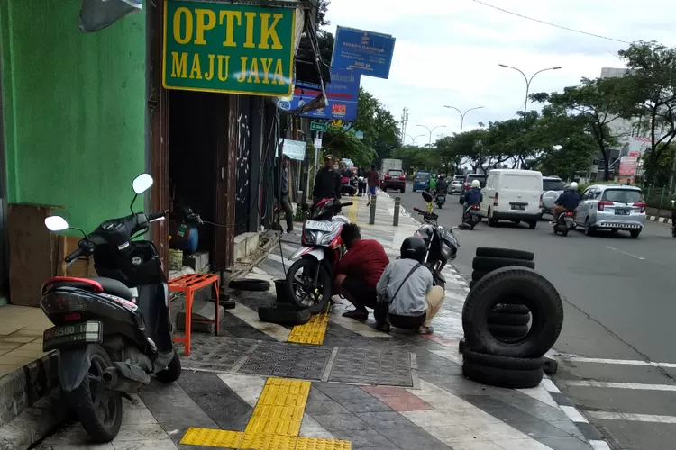 Yaelah! Telan Biaya Rp23,5 Miliar, Trotoar Di Depok Malah Jadi Tempat ...