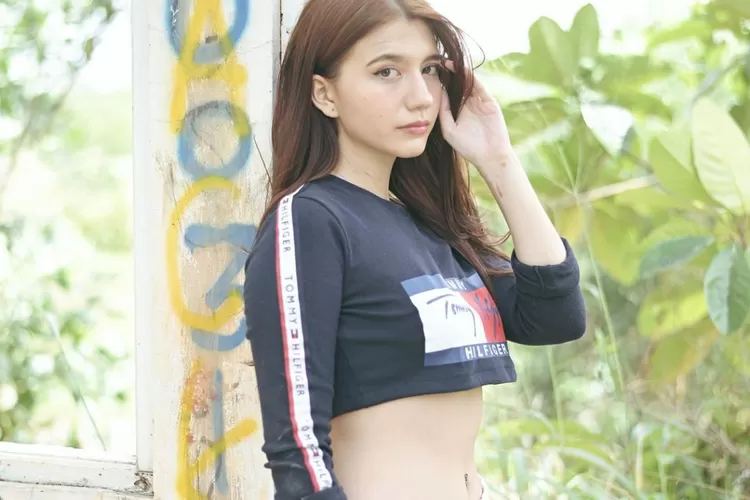 Cassandra Lee Pamer Potret Seksi Pakai Crop Top Di Kebon, Perut Ratanya ...