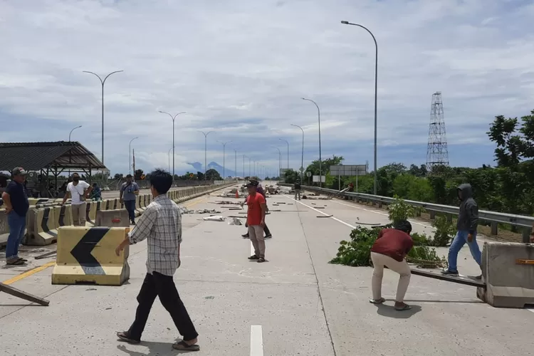 Tuntut Ganti Uang Ganti Rugi Ahli Waris Blokade Jalan Tol Jatikarya