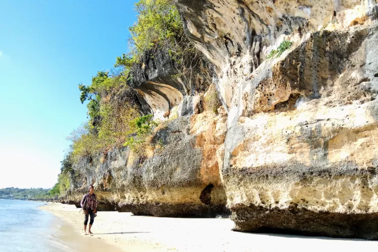 Indahnya Menikmati Sunset Di Jejeran Batuan Karang Pantai Air Dao Di