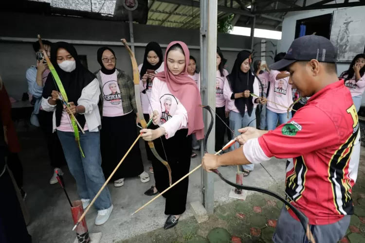 Sukarelawan Srikandi Sumsel Kenalkan Ganjar Lewat Pelatihan Memanah Di ...