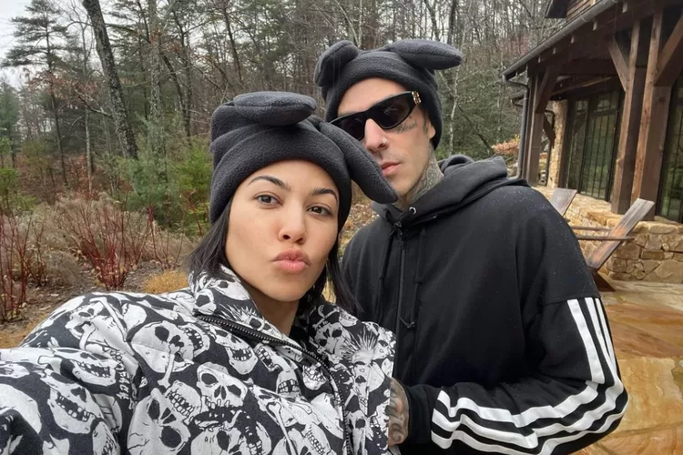 Congrats! Kourtney Kardashian Umumkan Hamil Anak Travis Barker