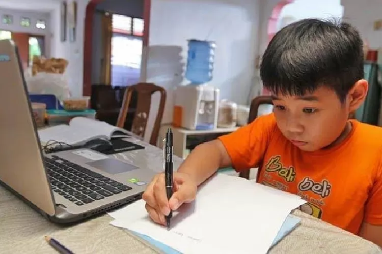 Ilustrasi siswa belajar dari rumah saat ramadan 2025