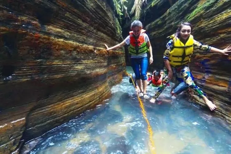 Pesona Destinasi Wisata Alam Curug Putri di Carita Pandeglang