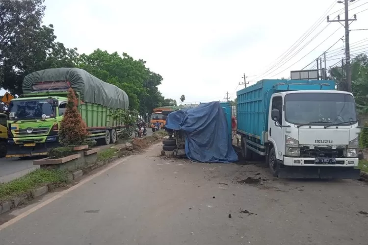 Truk Batu Bara Terbalik, Simpang Rimbo Macet - Jambi One