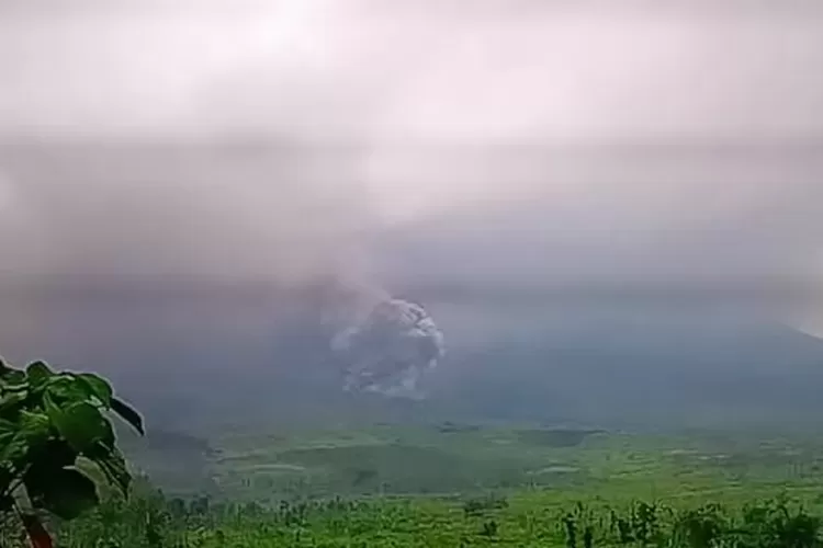 Gunung Semeru Keluarkan Awan Panas Guguran Sejauh 4,5 Kilometer - Jatim ...