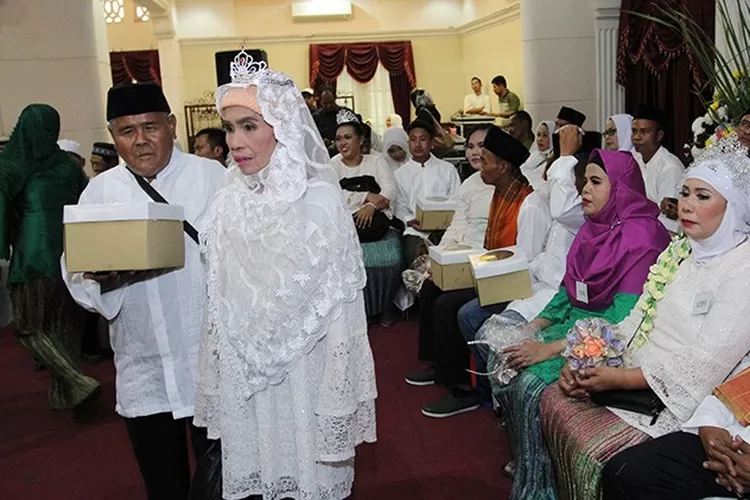 Bahagianya Pasangan Tertua Saat Ikut Program Nikah Massal - Jawa Pos