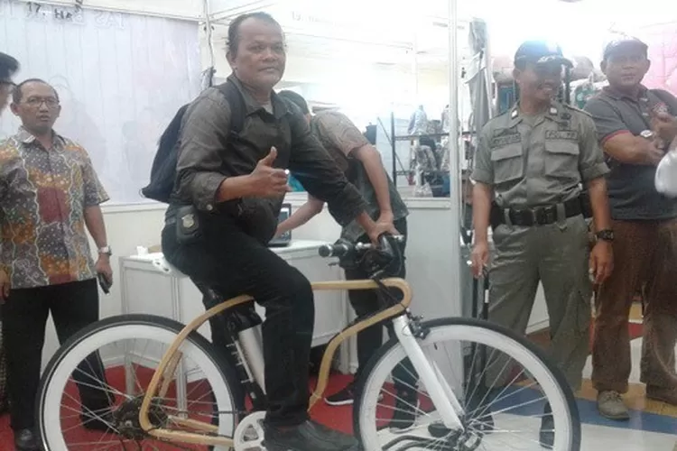 Unik Sepeda Kayuh Terbuat Dari Kayu Jawa Pos