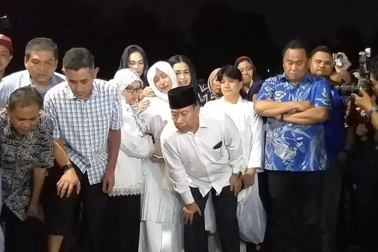 Bersimpuh, Ayu Dewi Tak Kuasa Menahan Tangis Saat Pemakaman Ibundanya ...