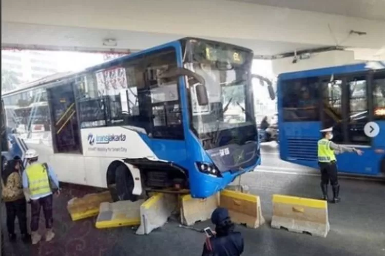 Lagi, Bus Transjakarta Ringsek Tabrak Separator - Jawa Pos