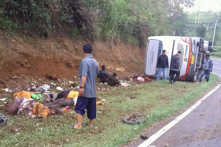 Pengakuan Para Korban Selamat Kecelakaan Tanjakan Emen - Jawa Pos