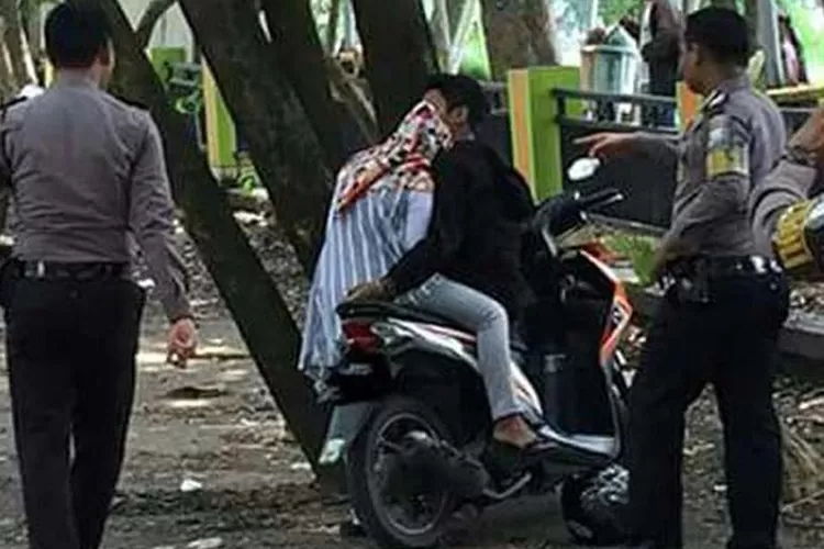 Polisi Tindak Pasangan Remaja Yang Pacaran Di Pinggir Jalan Jawa Pos 3830