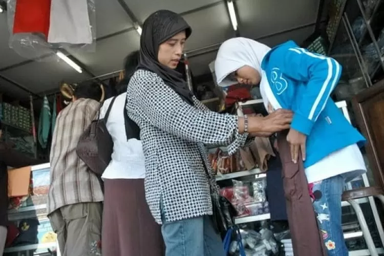 Dispendik Jogjakarta Larang Sekolah Wajibkan Siswa Beli Seragam - Jawa Pos