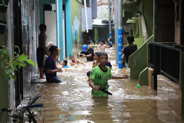4 Hari Kebanjiran, Ratusan Warga Kebon Pala Tak Dapat Bantuan Makanan -  Jawa Pos