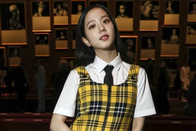 Jisoo BLACKPINK Disambut Keriuhan Fans di Paris Fashion Week