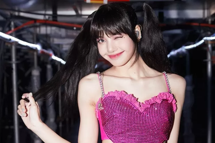 Unggah Foto yang Sama, Lisa BLACKPINK Dikabarkan Liburan Bersama