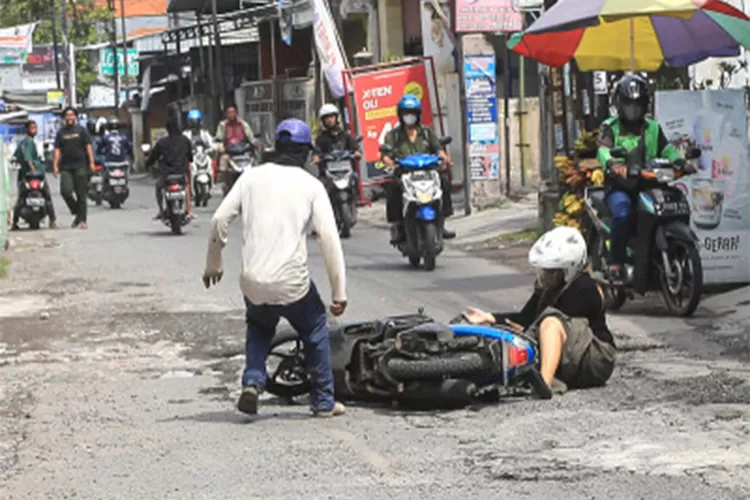 Hati-Hati Terjatuh Saat Hindari Lubang Di Jalan Taruna Sidoarjo - Jawa Pos