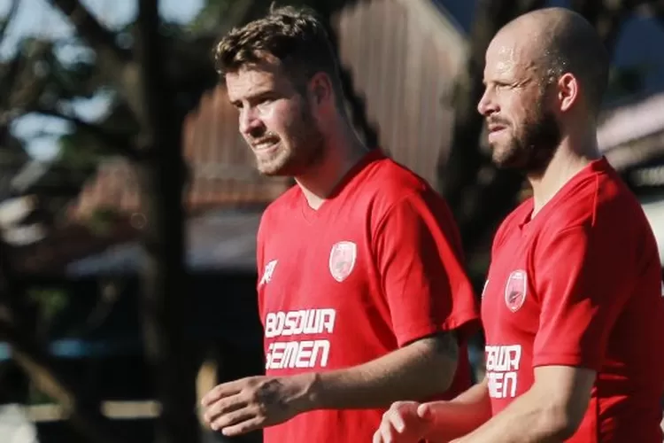Anco Jansen (kanan) saat latihan pra musim PSM Makassar jelang bergulirnya LIga 1 2021-2022.  (Foto: PSM Makassar)