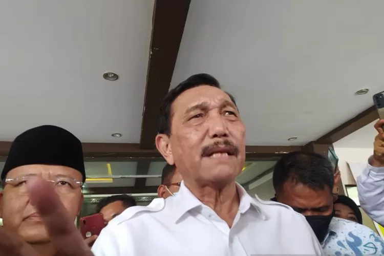 Menko Bidang Kemaritiman dan Investasi Luhut Binsar Panjaitan berikan bantuan obat dan makanan untuk korban banjir di Aceh dan Sumatera. ANTARA/Anggi Mayasari.