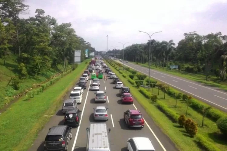 Kecelakaan Beruntun, Tol Jagorawi Arah Jakarta Macet - Kilat