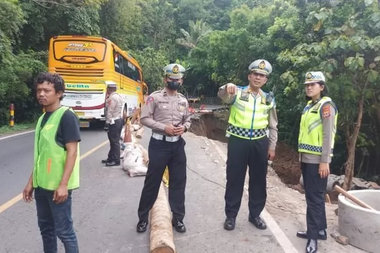 Polisi Rekayasa Arus Jalan Yogyakarta - Wonosari Akibat Longsor - Krjogja