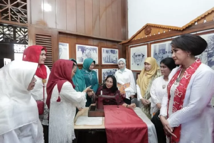 Fatmawati Soekarno Merajut Nusantara Melalui Sang Saka Merah Putih ...