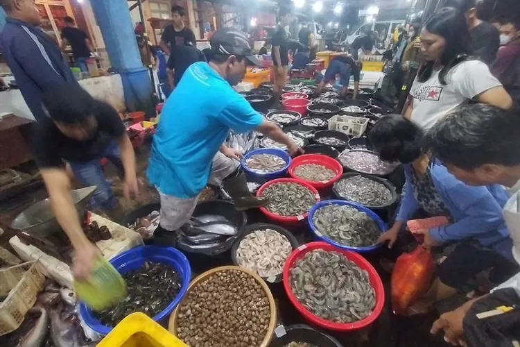 Serunya Berburu Ikan Malam Hari Di Pasar Balekambang Solo - Krjogja