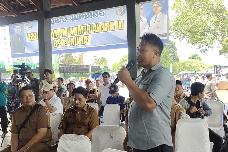 Dekatkan Pelayanan Bupati Lobar Berdialog Dengan Warga Lombok Post