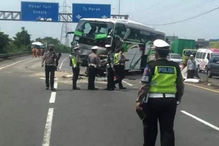 NGERI! Penumpang Ini Bunuh Diri Dengan Menabrakkan Bus, Picu Kecelakaan ...