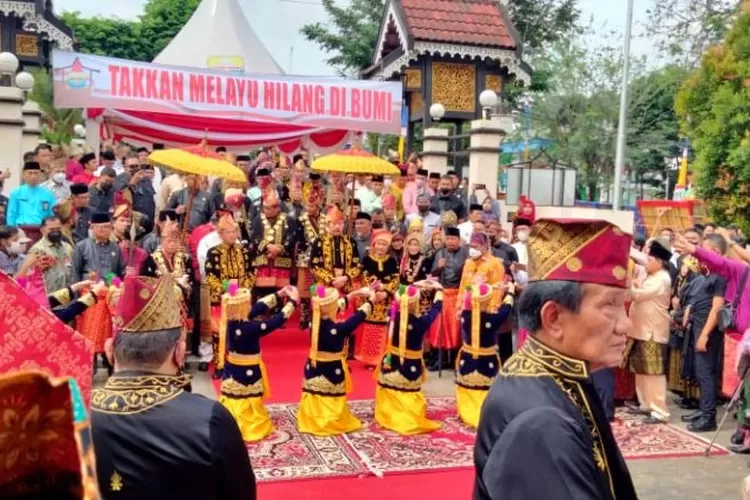 Kenakan Pakaian Adat Melayu Jambi, Mendagri Dan Jaksa Agung Tiba Di LAM ...