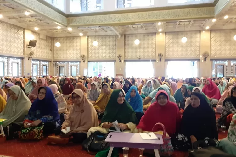 Ilustrasi: Jamaah Masjid Raya Bogor saat mengikuti kajian rutin bersama majelis taklim.