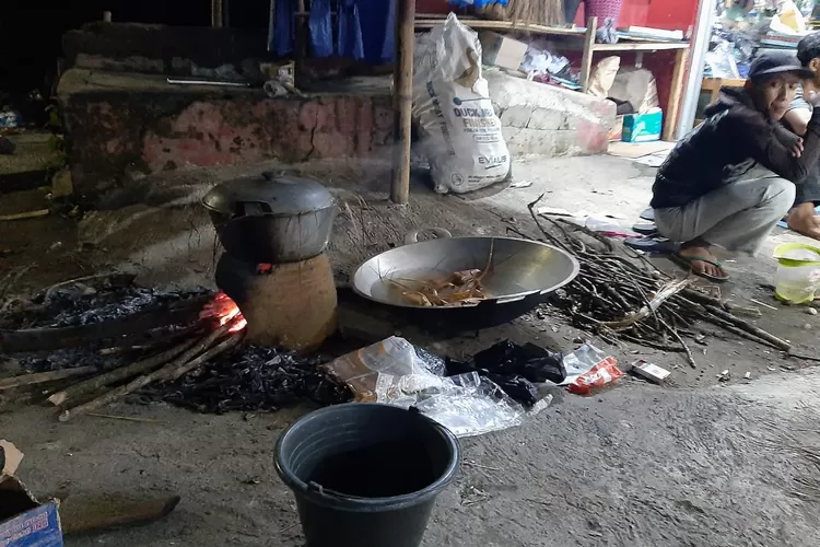 Gas Melon Langka Warga Masak Pakai Kayu Bakar Metropolitan