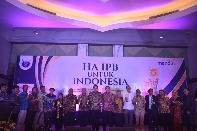 18 Alumni Diganjar Penghargaan HA IPB Awards 2022 - Metropolitan