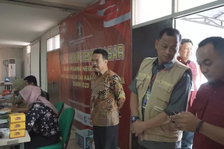 Kunjungi Lokasi SKD CPNS Kemenkumham Banten, Kepala Biro Kepegawaian ...