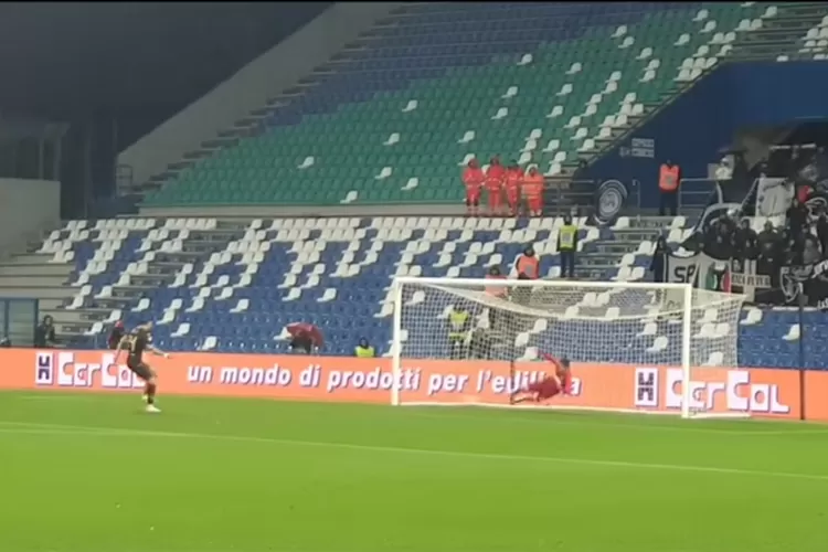 Momen Adu Penalti Spezia vs Sassuolo. Foto: Tangkapan Layar