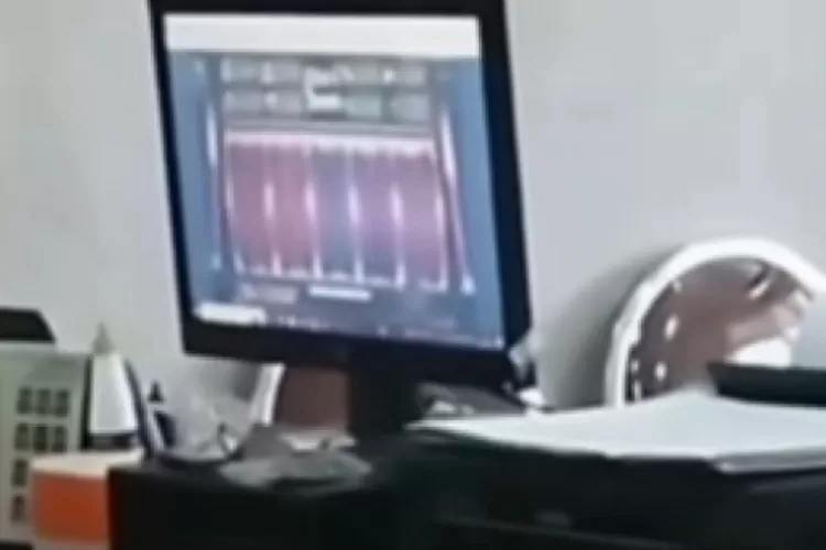 Staf DPRD Pamekasan main game judi online saat jam kerja. (Foto/Istimewa.)