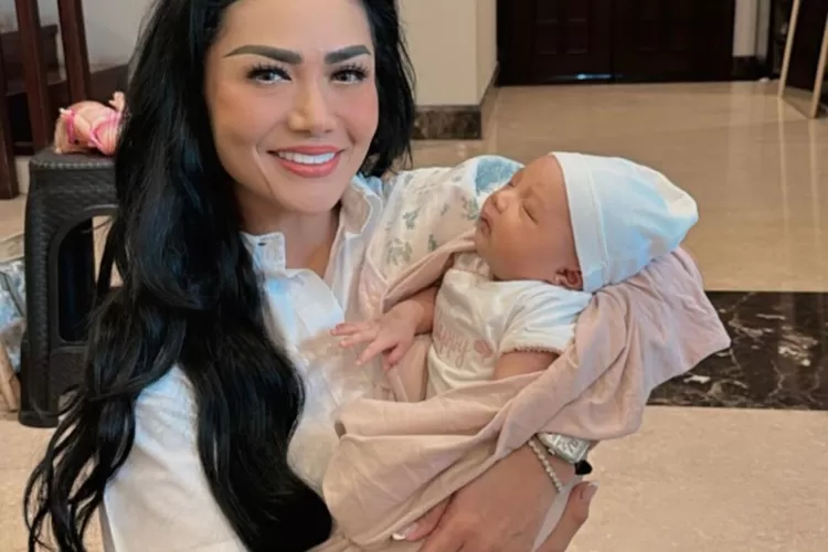 Kris Dayanti Terlihat Bahagia saat Menggendong Azura