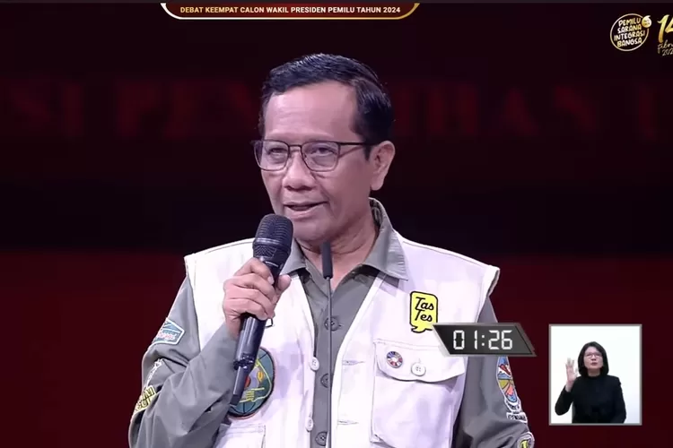 Mahfud Md menyanyikan lagu Ebiet G Ade berjudul Berita Kepada Kawan saat menyampaikan kata-kata penutup di debat cawapres.