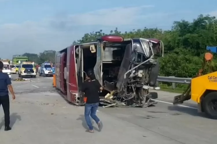 Terekam CCTV! Rombongan Bus Partai Hanura Alami Kecelakaan Lalu Lintas ...