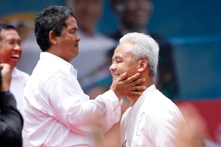 Momen Haru, Penyandang Tunanetra Meraba Wajah Ganjar di Atas Panggung Hajatan Rakyat Kalimantan Timur